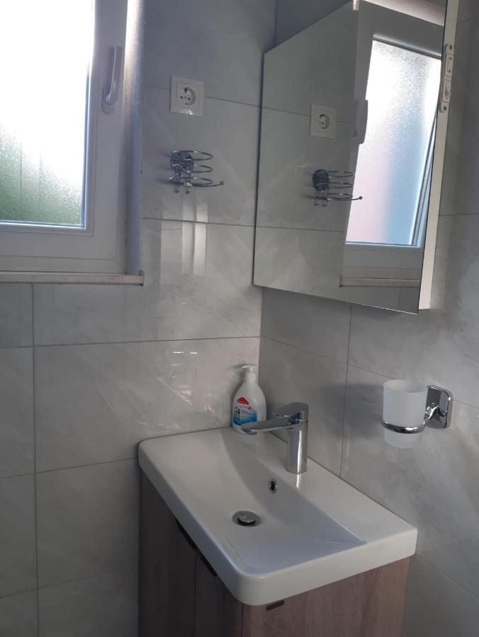 Jona - - Mali Rat Apartment *